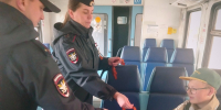 Бологовские транспортные полицейские раздали георгиевские ленточки в честь Дня Победы - Бологовский район